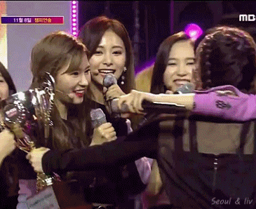 쇼챔피언 트와이스 앵콜 무대中 gif | 인스티즈