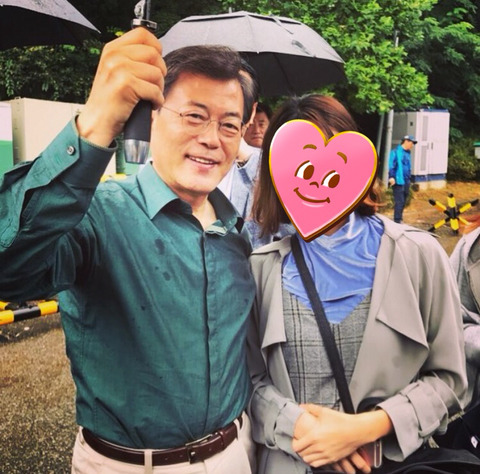 국민에게 우산 씌워주는 문재인 대통령 .jpg (삼청동 수제빗집) | 인스티즈