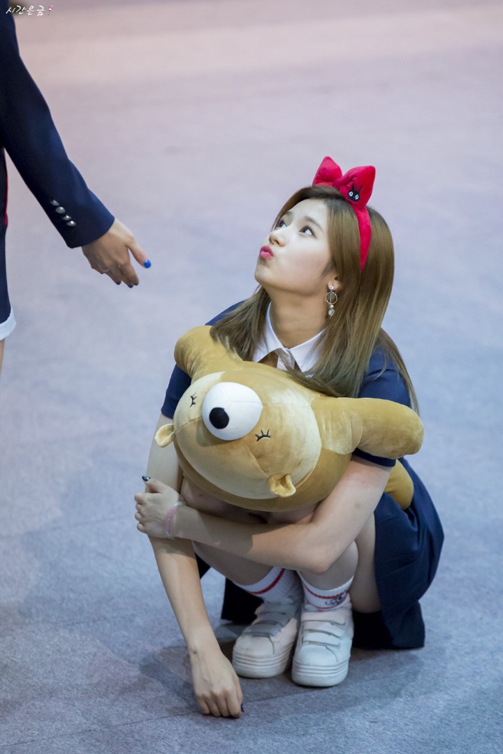 쪼그려앉는게 습관인 트와이스 사나.jpg | 인스티즈