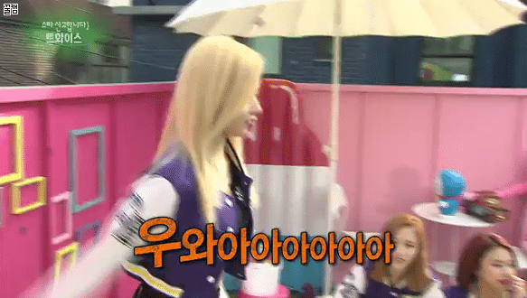 쌍 옆돌기 하는 모모&사나.gif | 인스티즈