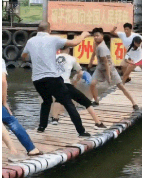 흔들다리 버티기 대회.gif | 인스티즈
