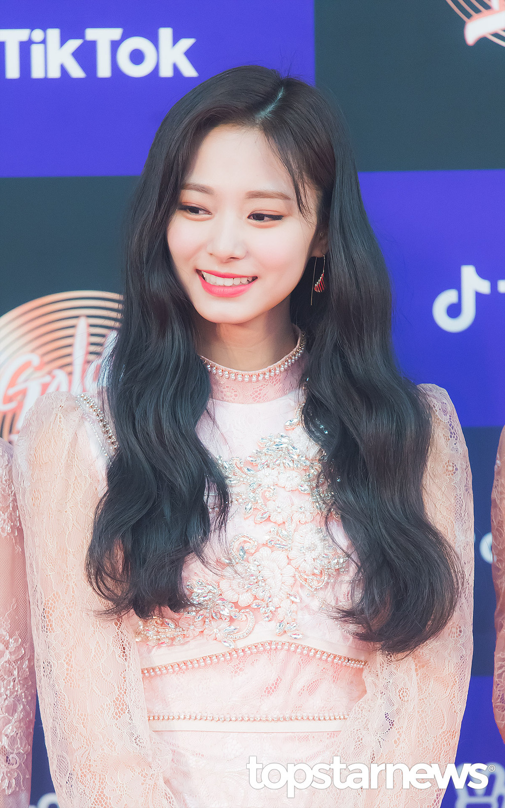 감탄만 나오는 최근 쯔위의 미모.jpgif | 인스티즈