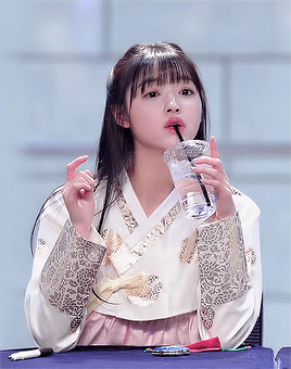 한복 입은 오마이걸 유아.gif | 인스티즈