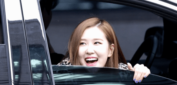 퇴근길 팬들에게 수줍게 대답하는 블랙핑크 로제.gif | 인스티즈
