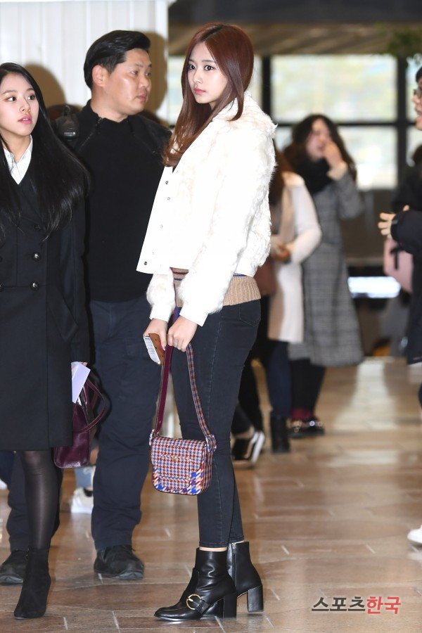 오늘자 공항 쯔위 | 인스티즈