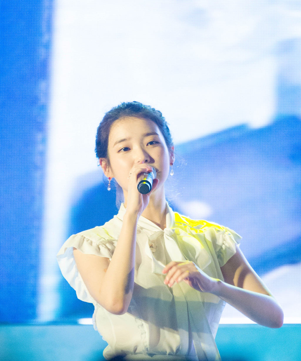 180803 아이유 IU 라이브 해운대 하이트 feat.지은이 쏘주 원샷~ | 인스티즈