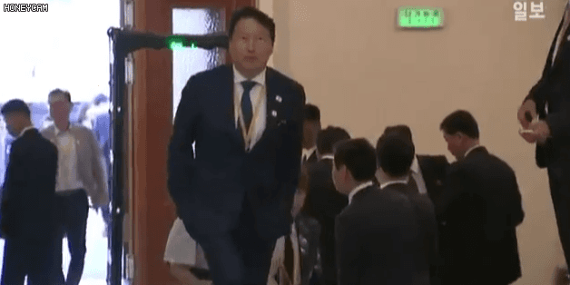 생애 처음으로 비서도 없이 혼자 다니는 재벌 총수들.gif | 인스티즈