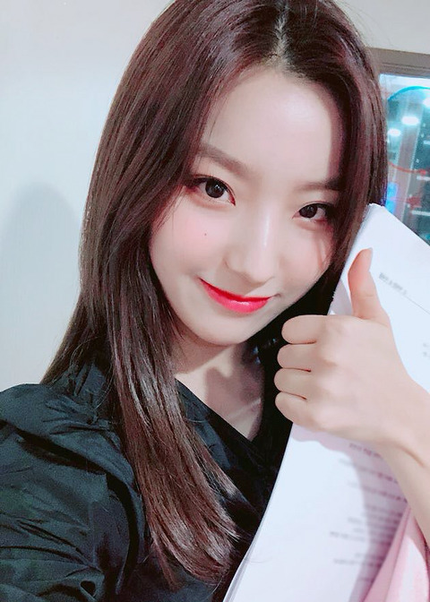 간만에 닉값하기 위해 프로미스나인 이새롬.jpgif | 인스티즈
