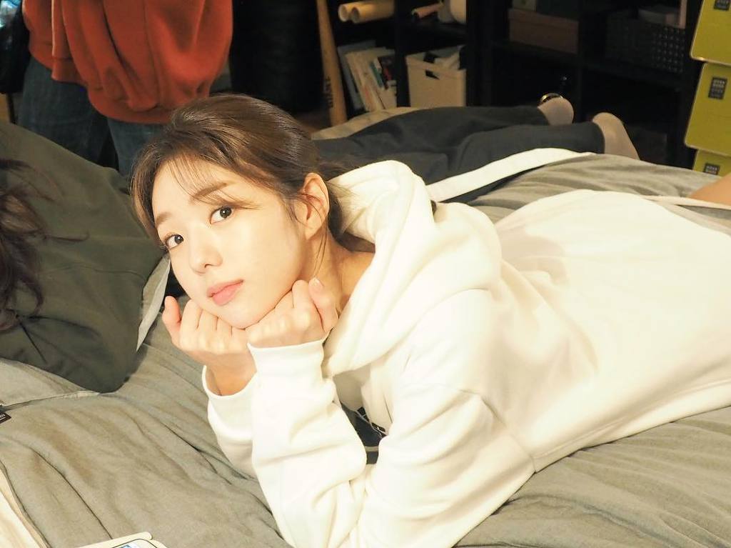 겨드랑이로 손녹이는 채수빈 | 인스티즈