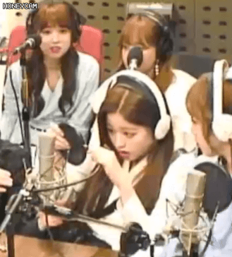 보이는라디오 아이즈원 막내 원영 쇼크사 우주뿌셔! 마이크뿌셔!.gif | 인스티즈