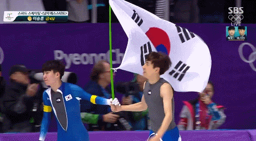 태극기 흔드는 정재원&이승훈.gif | 인스티즈