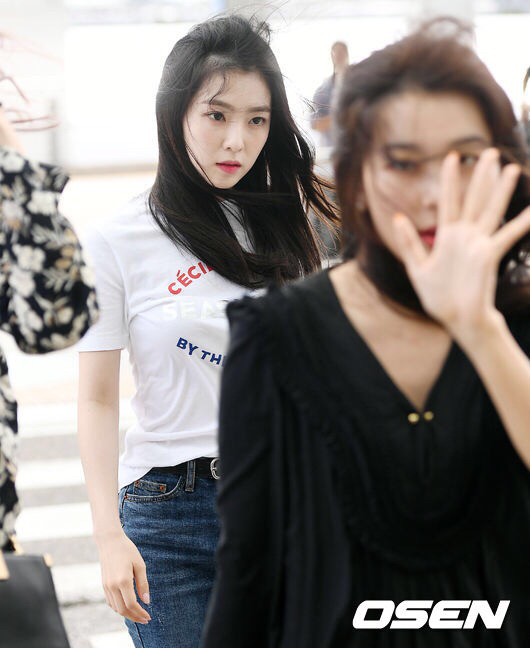 바람 부는 공항의 아이린.jpg | 인스티즈