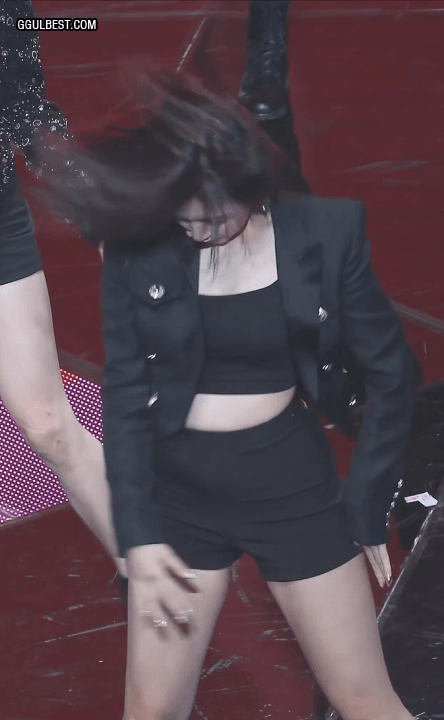 트와이스 연말무대 섹시한 의상이 비슷했던 외국인 3인방 (미나모모쯔위).gif | 인스티즈