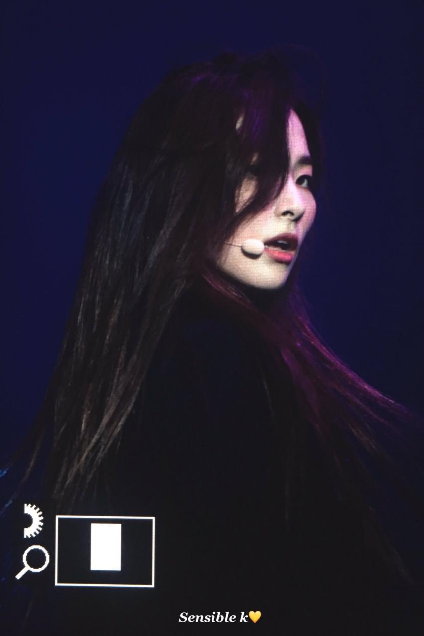 슬기가 왜 레드벨벳 카리스마 담당인지 알수있는 오늘자 콘서트 사진 | 인스티즈