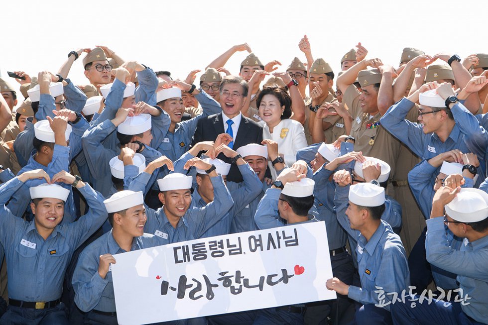 영부인이 (만난지 40년된 남편) 대통령 쳐다보는 눈빛.jpgif | 인스티즈