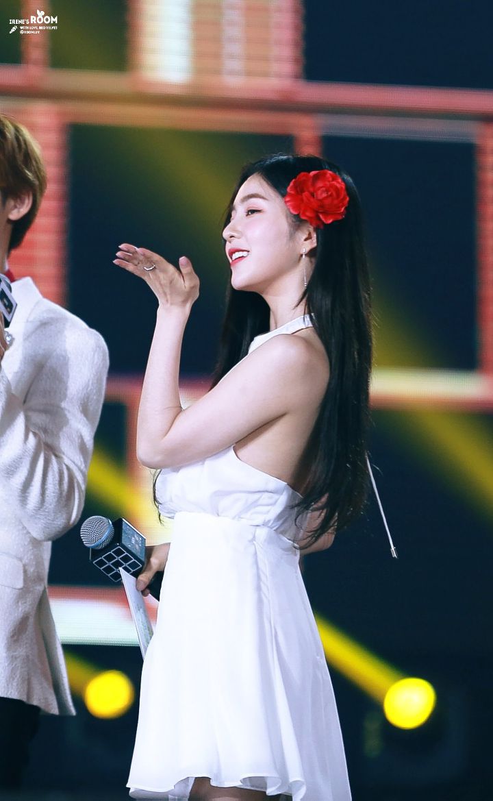 머리에 꽃을 단 아이린.jpgif | 인스티즈