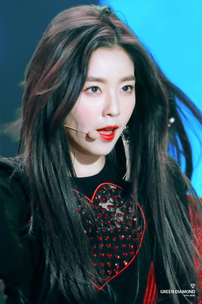 시상식에서 미모 폭격하고 다니는 아이린.jpg | 인스티즈