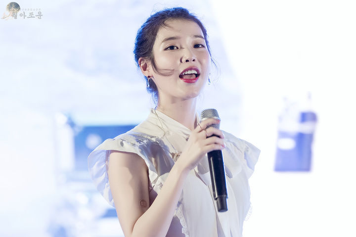 여전히 귀여운 똥머리 아이유.jpg | 인스티즈
