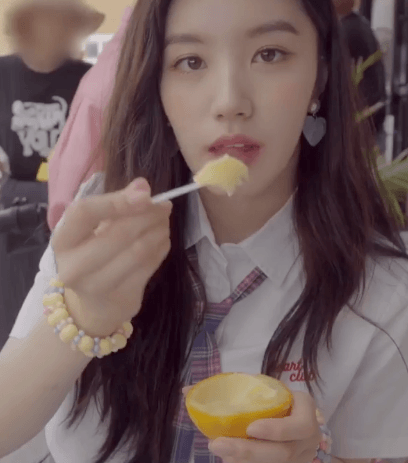 아이스크림 한 숟가락 권유하는 시연.gif | 인스티즈
