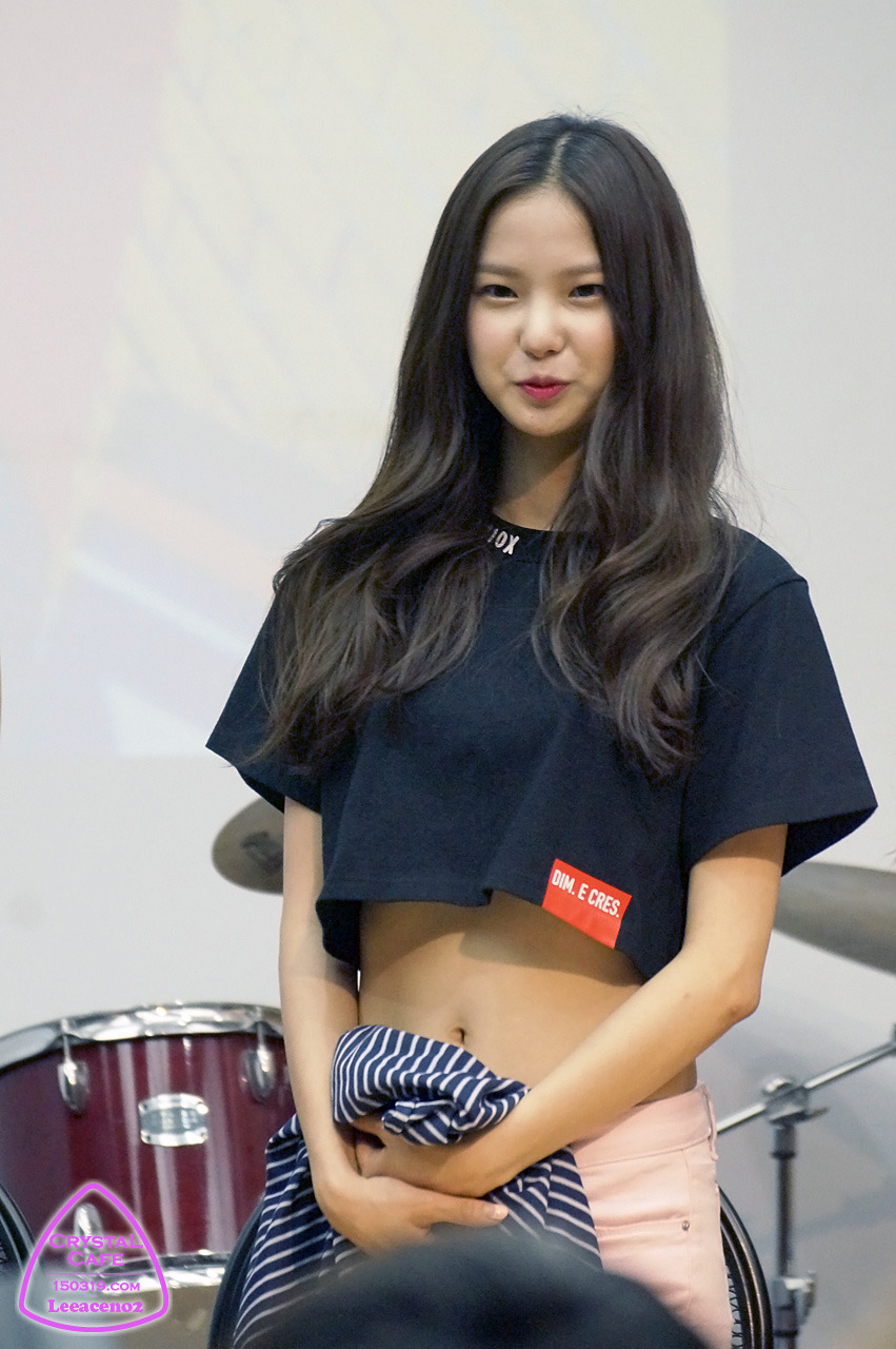 CLC 유진 크롭티에 드러난 허리라인 | 인스티즈