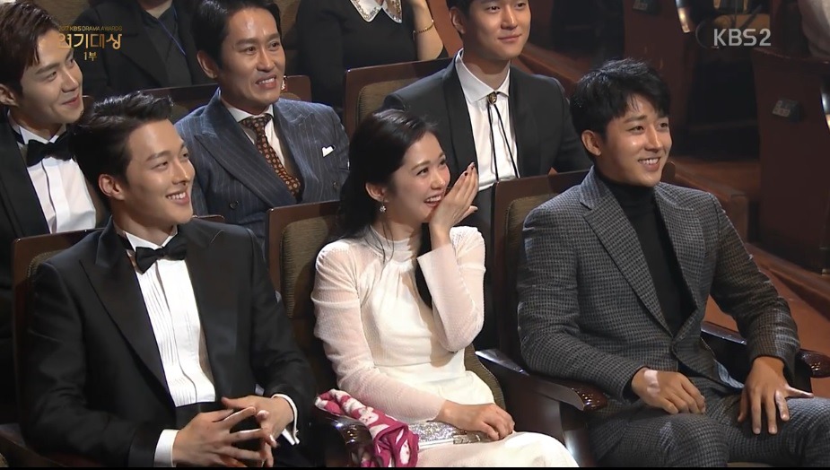 KBS시상식) 장나라를 현실남편 눈빛으로 쳐다보는 손호준.JPG | 인스티즈