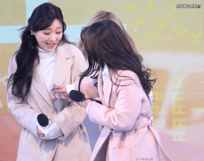 영하의 날씨에 멤버들 챙기는 러블리즈 지수와 명은이.gif | 인스티즈